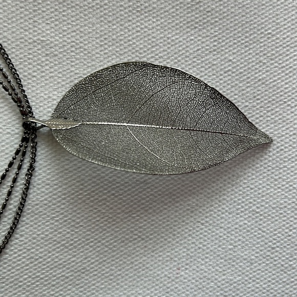 Black leaf necklace. Nature inspired design with realistic leaf details. - Picture 2 of 4
